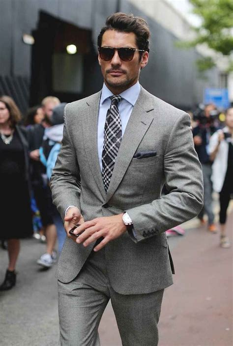 grey suit tie combination.